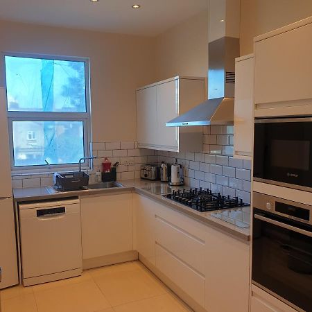London Luxury Spacious 2 Bedroom Apartment 4 Mins From Ilford Stn. Free Parking Dış mekan fotoğraf