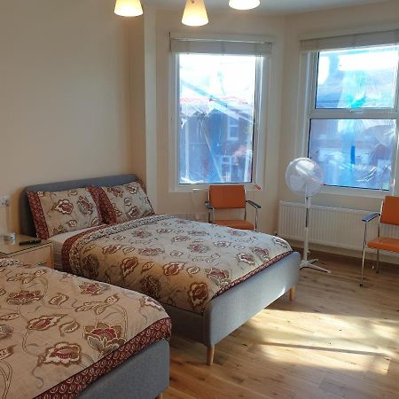 London Luxury Spacious 2 Bedroom Apartment 4 Mins From Ilford Stn. Free Parking Dış mekan fotoğraf