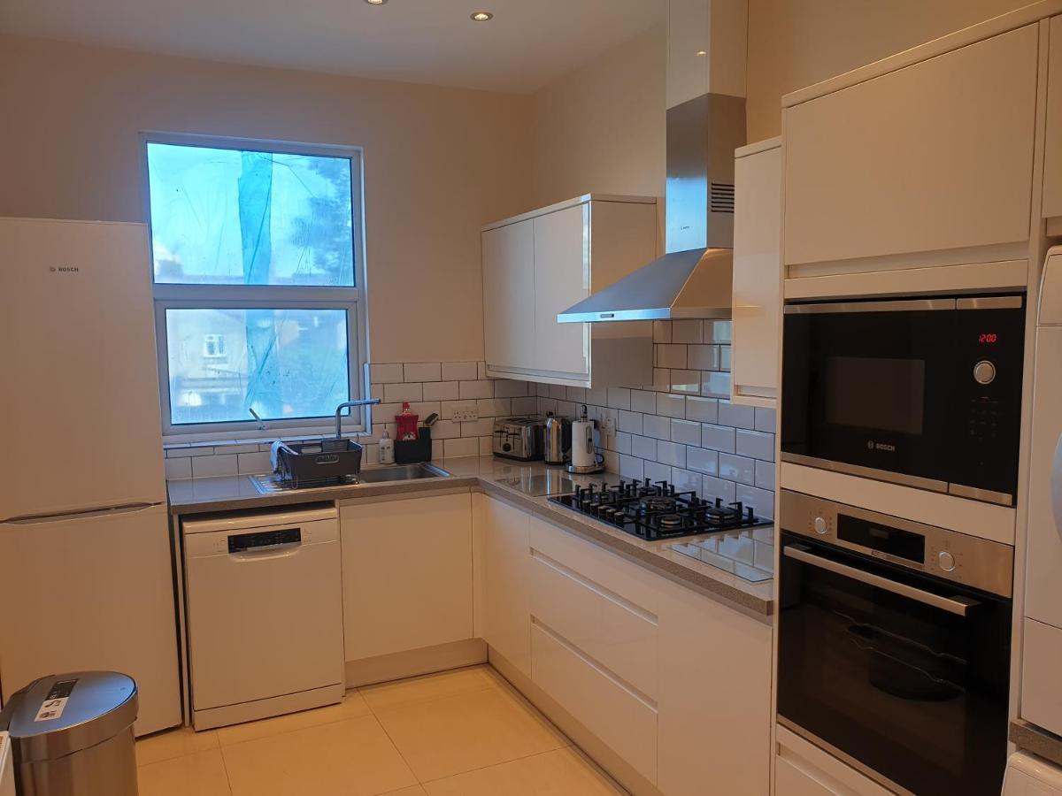 London Luxury Spacious 2 Bedroom Apartment 4 Mins From Ilford Stn. Free Parking Dış mekan fotoğraf