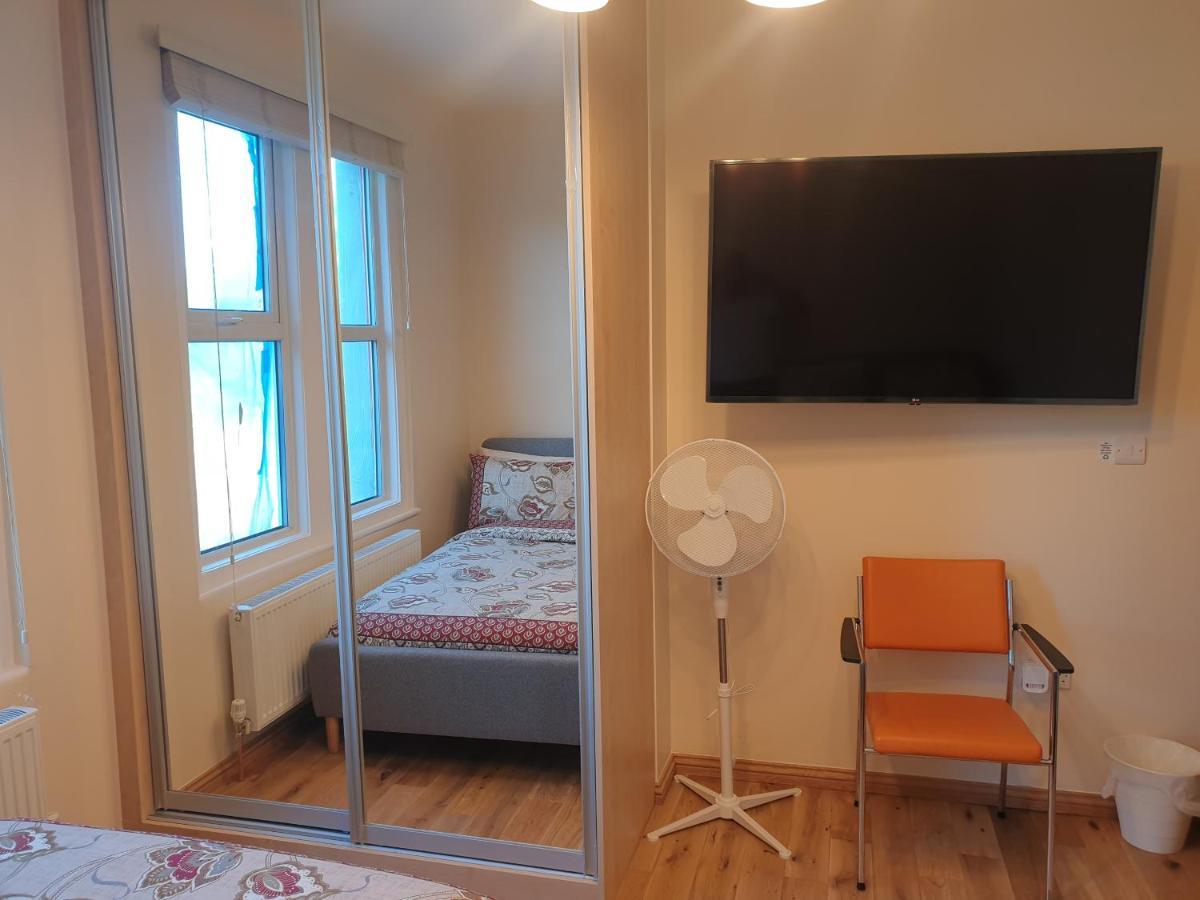 London Luxury Spacious 2 Bedroom Apartment 4 Mins From Ilford Stn. Free Parking Dış mekan fotoğraf