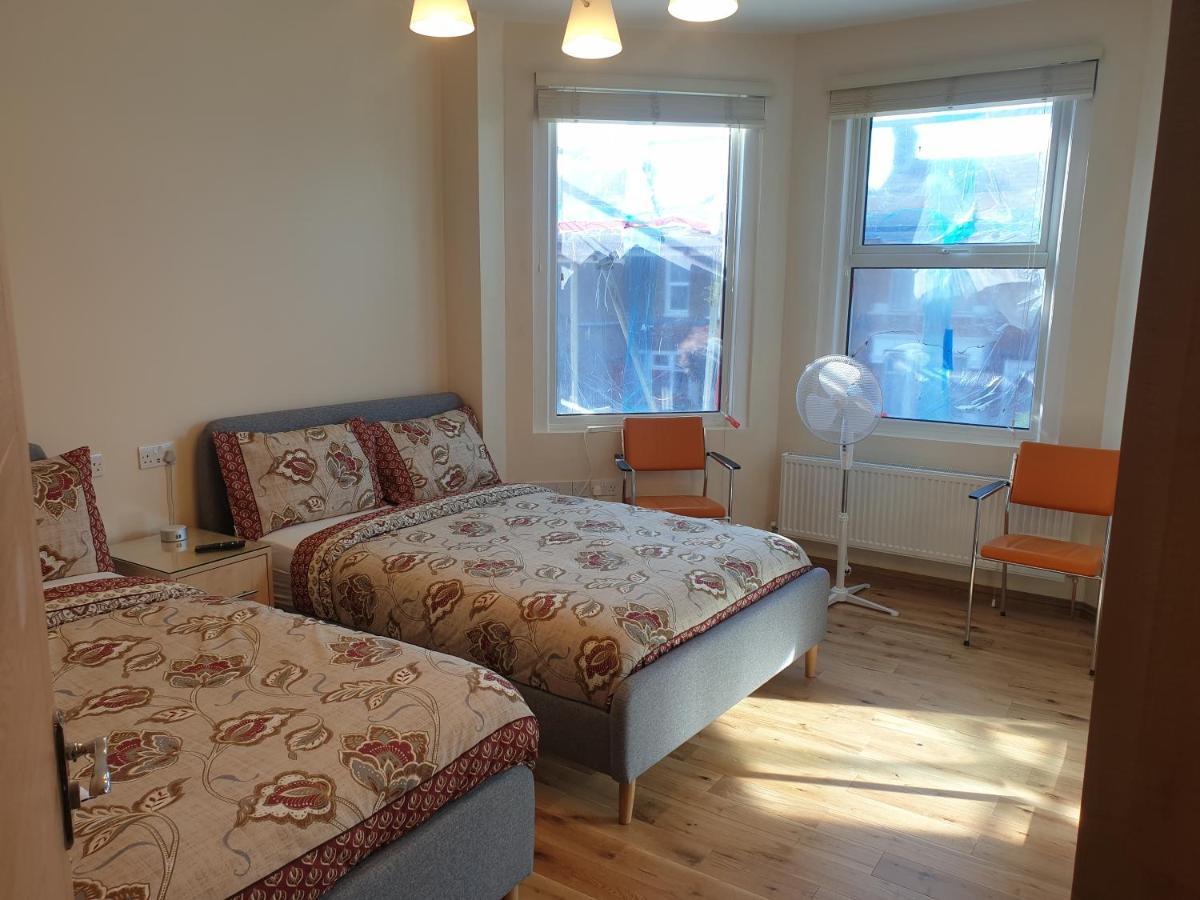 London Luxury Spacious 2 Bedroom Apartment 4 Mins From Ilford Stn. Free Parking Dış mekan fotoğraf