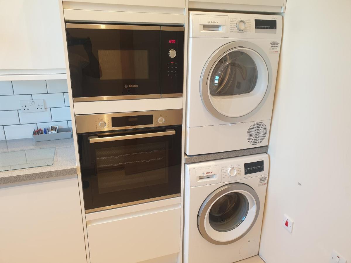 London Luxury Spacious 2 Bedroom Apartment 4 Mins From Ilford Stn. Free Parking Dış mekan fotoğraf