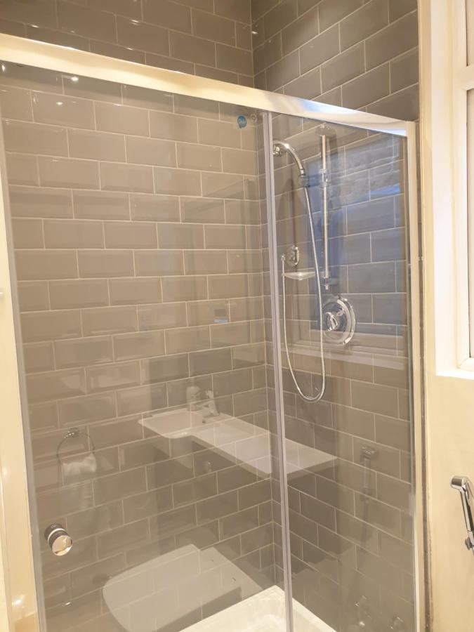 London Luxury Spacious 2 Bedroom Apartment 4 Mins From Ilford Stn. Free Parking Dış mekan fotoğraf