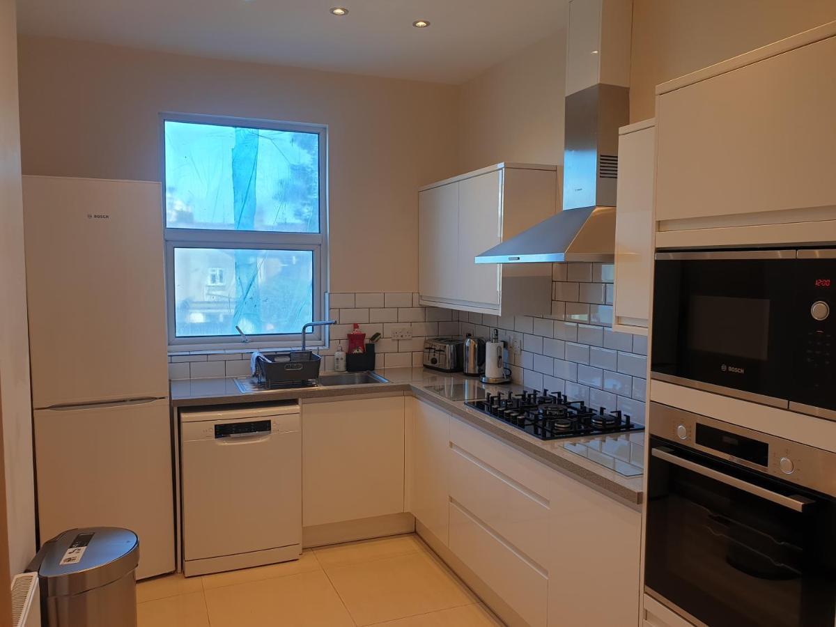 London Luxury Spacious 2 Bedroom Apartment 4 Mins From Ilford Stn. Free Parking Dış mekan fotoğraf